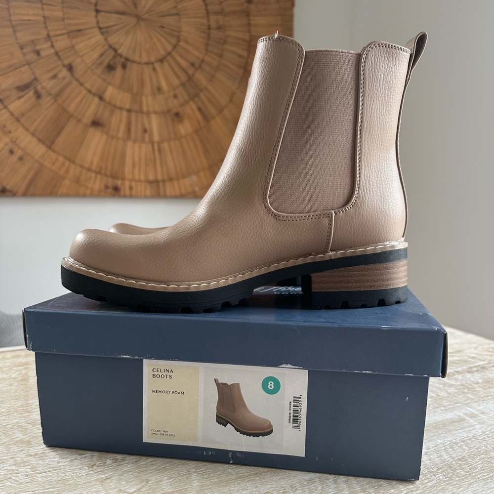 TAN BOOTS: SIZE 8